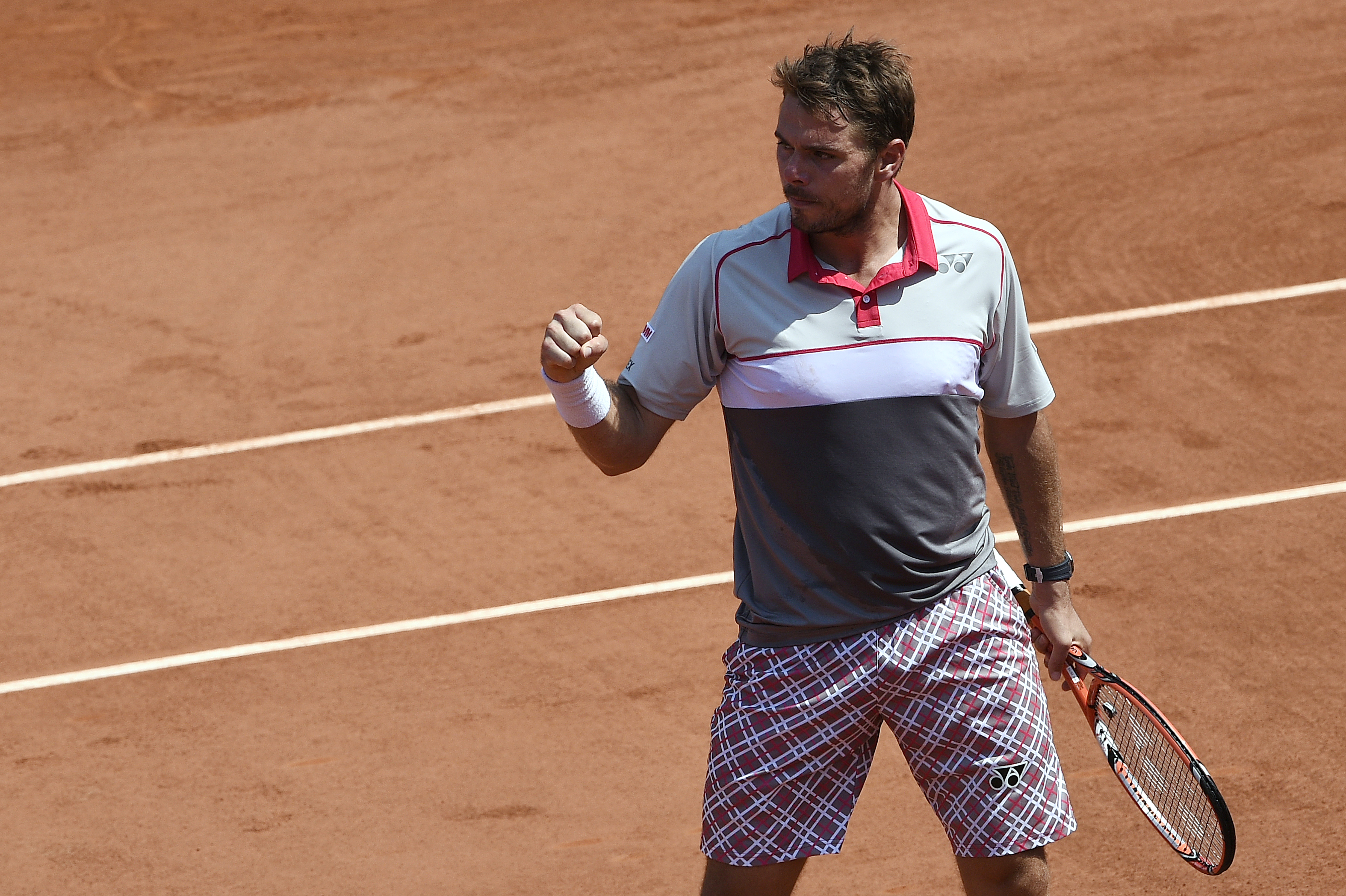 Switzerland's Stanislas Wawrinka reacts after a point against France's Jo-Wilfried Tsonga during their men's semi-final match of the Roland Garros 2015 French Tennis Open in Paris on June 5, 2015.  AFP PHOTO / MIGUEL MEDINA
