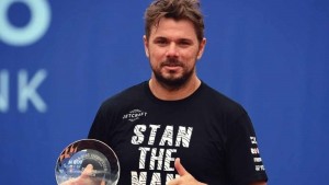 prague-2020-final-wawrinka-trophy1