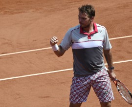 Switzerland's Stanislas Wawrinka reacts after a point against France's Jo-Wilfried Tsonga during their men's semi-final match of the Roland Garros 2015 French Tennis Open in Paris on June 5, 2015.  AFP PHOTO / MIGUEL MEDINA